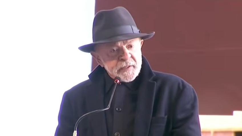 LULA DIZ QUE "ESTÁ CHEIO DE NEGO MALUCO NO MUNDO" E CRITICA TRUMP DURANTE EVENTO DA MARINHA