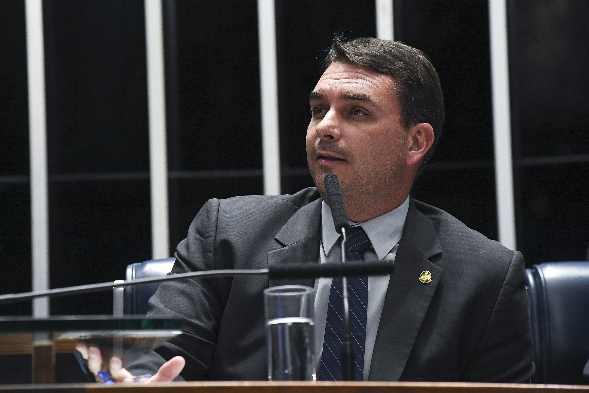 FLÁVIO BOLSONARO VISITOU DANIEL VORCARO APÓS PRIMEIRA PRISÃO DO BANQUEIRO, APONTA COLUNA