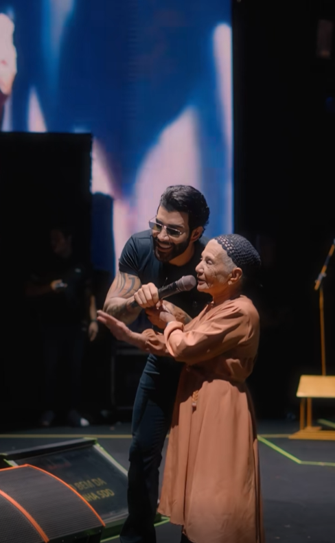 AOS 78 ANOS, DONA MARIA SOBE AO PALCO COM GUSTTAVO LIMA, DANÇA FORRÓ E EMOCIONA A EXPOVILHENA