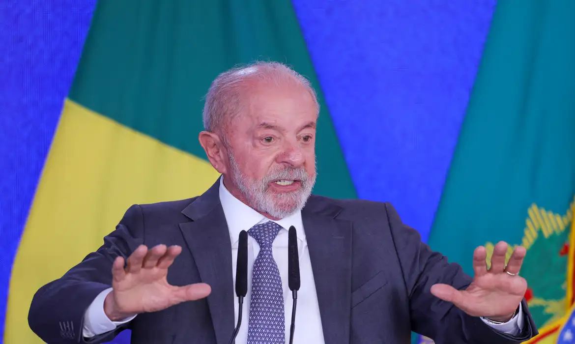 DISPUTA POR TRANSPARÊNCIA: LULA PROMETE ABRIR SIGILOS DA FAMÍLIA E COBRA MESMA ATITUDE DE FLÁVIO BOLSONARO