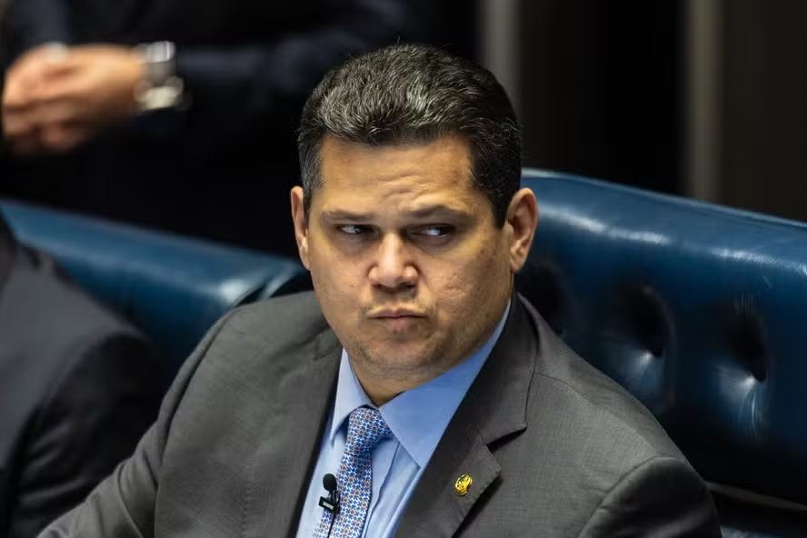 ALCOLUMBRE ARTICULA ACORDO PARA ENTERRAR CPI DO BANCO MASTER EM TROCA DE REDUÇÃO DE PENAS QUE PODE BENEFICIAR BOLSONARO
