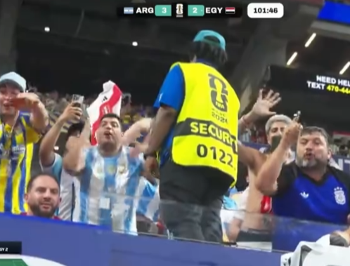 CENAS LAMENTÁVEIS: TORCEDORES ARGENTINOS SÃO FLAGRADOS FAZENDO GESTOS RACISTAS CONTRA ISHOWSPEED DURANTE JOGO DA ARGENTINA