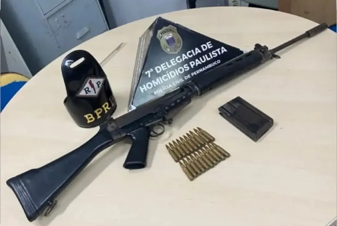 FUZIL DESAPARECIDO DE QUARTEL NO RECIFE É RECUPERADO DESMONTADO EM MOCHILAS