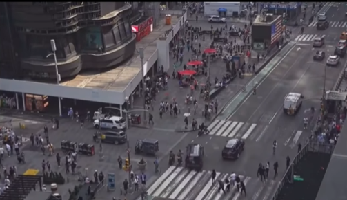 PÂNICO EM NOVA YORK: TIROS NA TIMES SQUARE PROVOCAM CORRERIA E SUSPEITO É PRESO