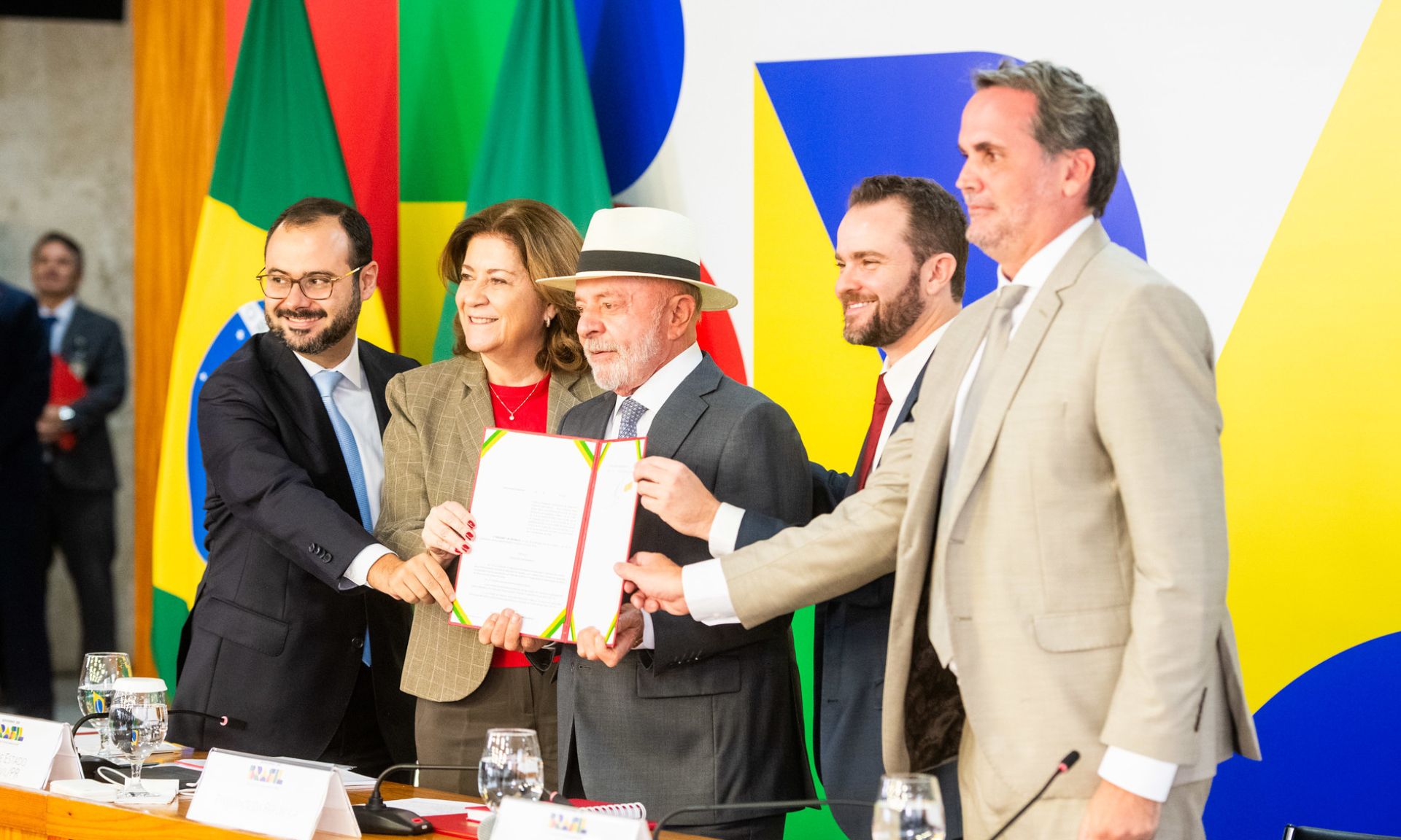 “É MUITO BOM QUE O POVO TENHA CAPACIDADE DE SE ENDIVIDAR”, AFIRMA LULA NO LANÇAMENTO DO PROGRAMA DESENROLA BRASIL