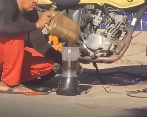 HOMEM BATE ÓLEO USADO DE MOTO NO LIQUIDIFICADOR E COLOCA DE VOLTA NO MOTOR; ENTENDA OS RISCOS PARA A SUA MOTO