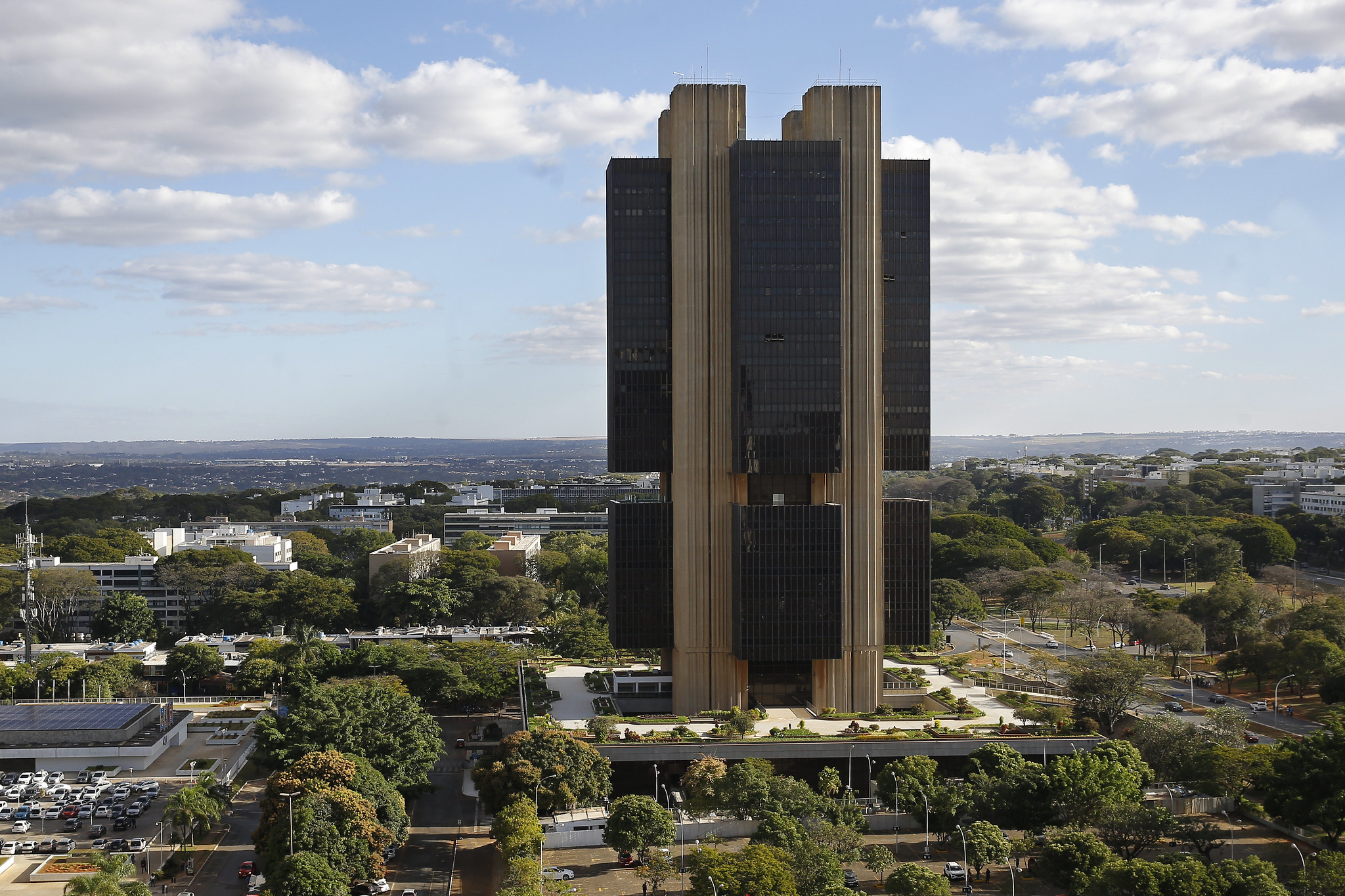 EM MEIO A RECORDE DE INADIMPLÊNCIA, BANCO CENTRAL AVALIA RESTRINGIR CRÉDITO CONFORME A RENDA DOS BRASILEIROS