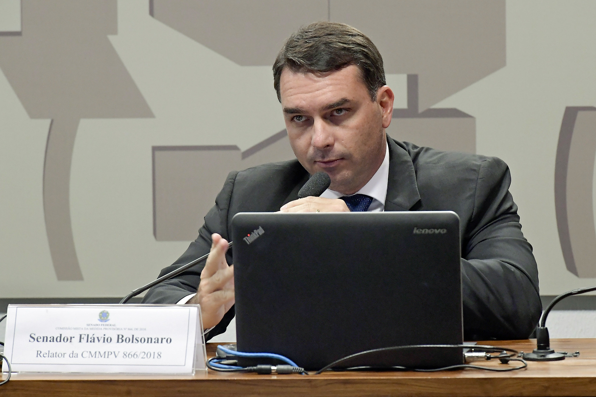 FLÁVIO BOLSONARO ADMITE ENCONTRO COM DANIEL VORCARO APÓS SAÍDA DO BANQUEIRO DA PRISÃO