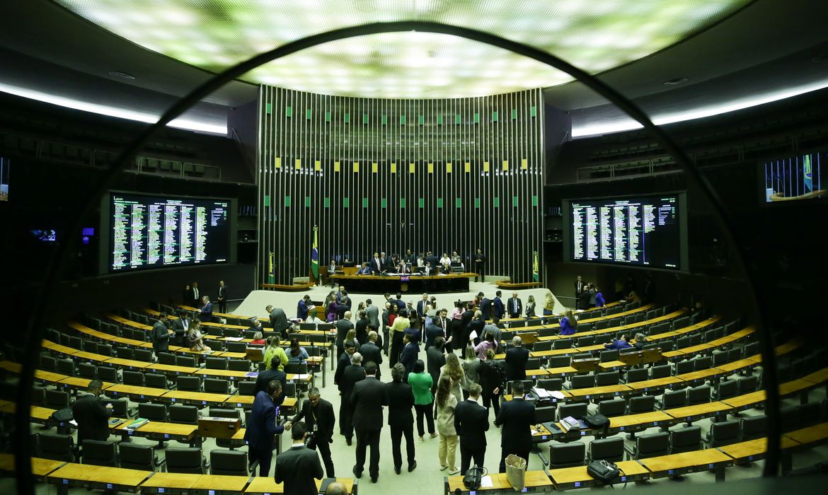CCJ DA CÂMARA APROVA PEC QUE REDUZ MAIORIDADE PENAL PARA 16 ANOS; VEJA COMO VOTARAM OS DEPUTADOS