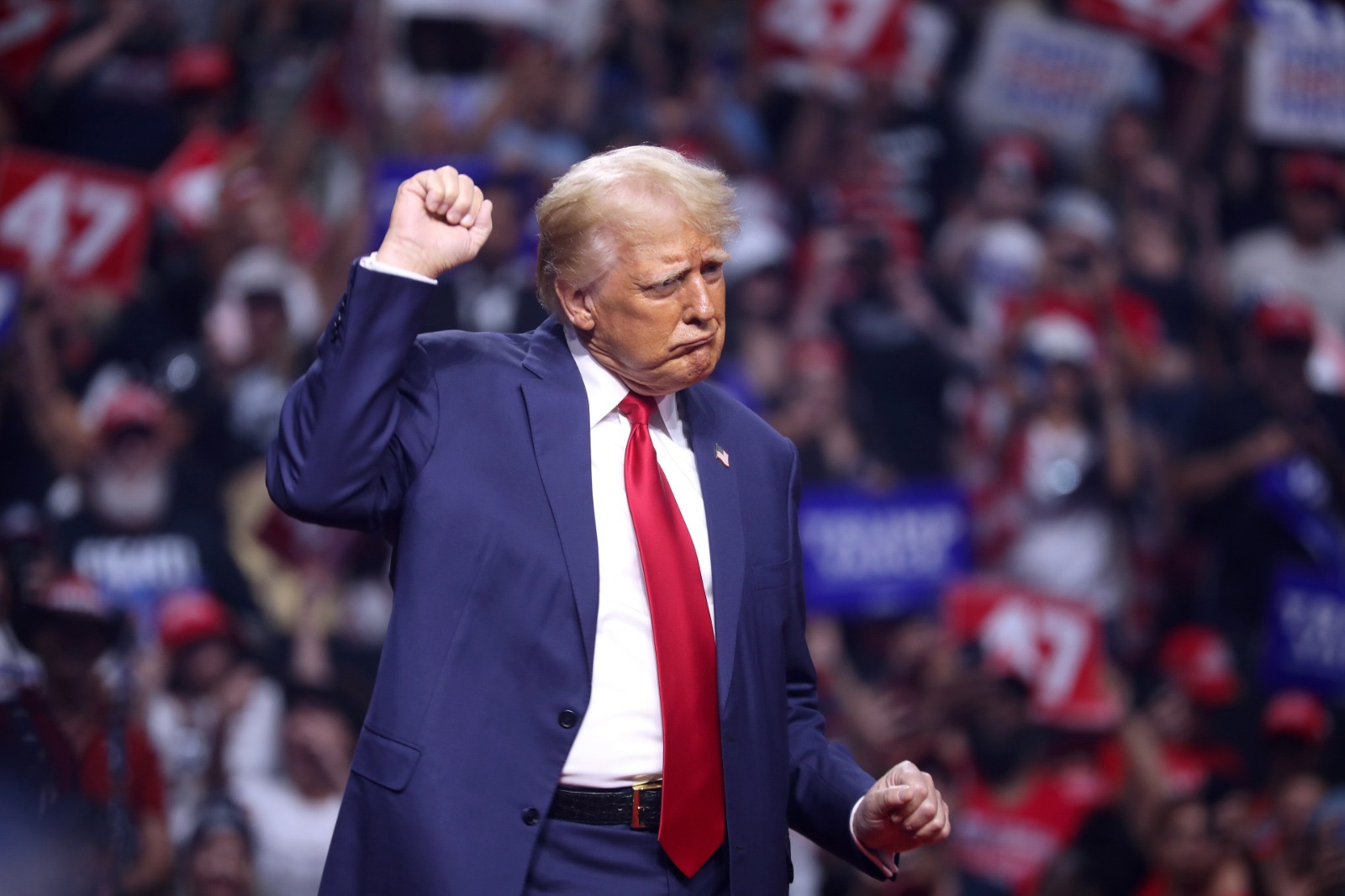 “SE NÃO QUEREM FICAR COM HOMENS, NÃO COMETAM CRIMES”, AFIRMA TRUMP AO TRANSFERIR PRESAS TRANS PARA PRISÕES MASCULINAS