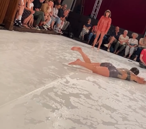 ARTE OU ESTRANHEZA? PERFORMANCE DE ARTE CONTEMPORÂNEA CHAMA ATENÇÃO E DIVIDE OPINIÕES NAS REDES SOCIAIS
