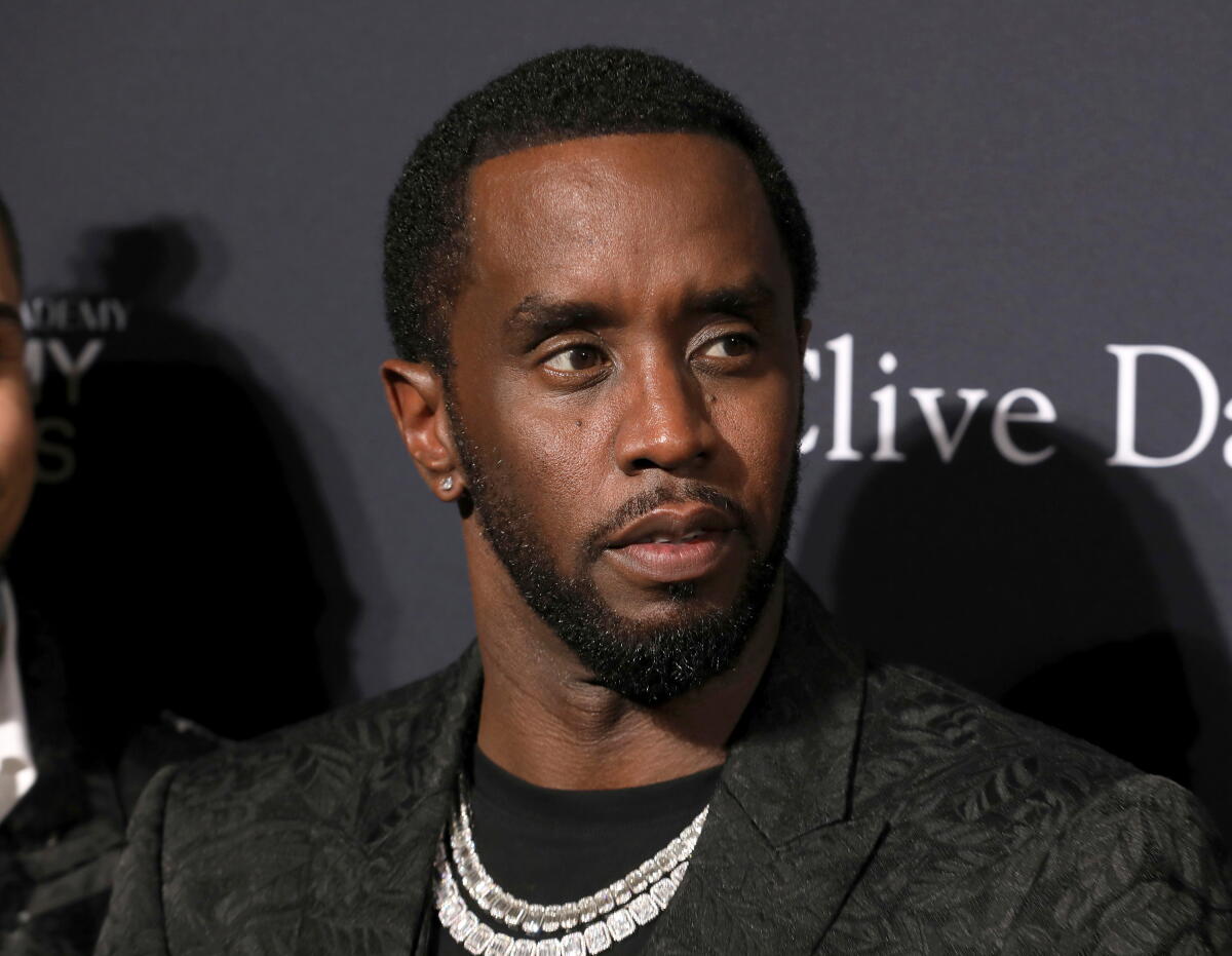 DIDDY É RETIRADO DE PRISÃO DE AMBULÂNCIA APÓS SOFRER FERIMENTO NA CABEÇA