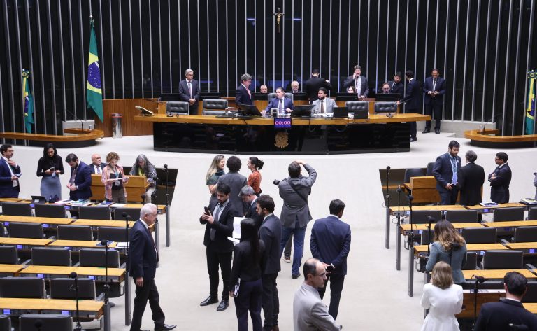 CONGRESSO APROVA FIM DA “TAXA DAS BLUSINHAS” E MANTÉM ISENÇÃO FEDERAL PARA COMPRAS DE ATÉ US$ 50