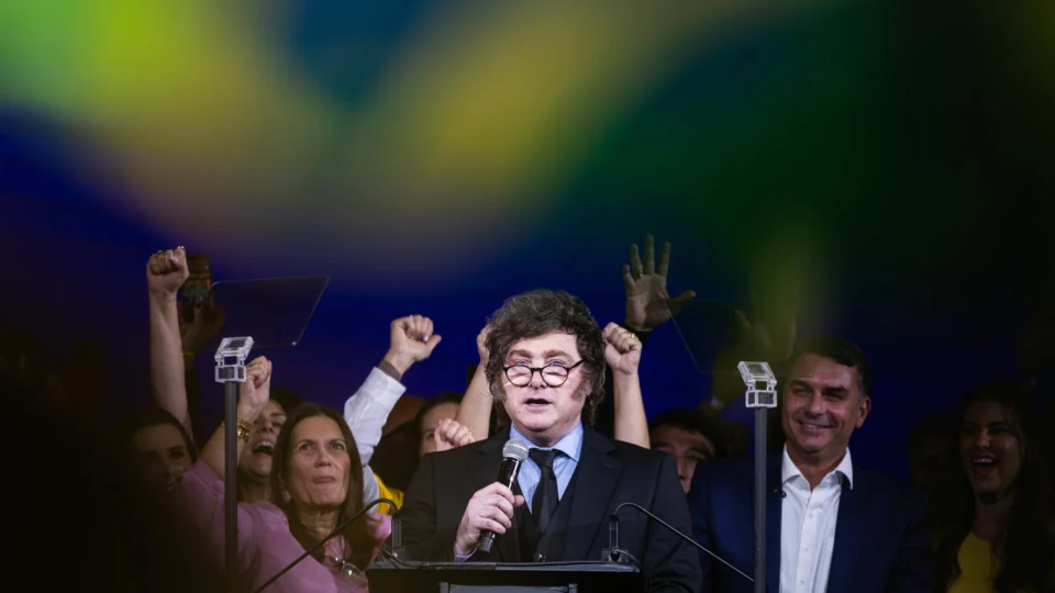 MILEI CHAMA MORAES DE “LIXO CARECA” E DIZ QUE FLÁVIO É O CANDIDATO PARA DERROTAR LULA