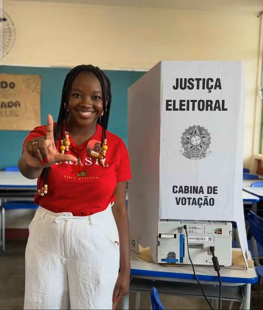 ANA ELISA, NOVA APOSTA DIGITAL DE LULA, É COBRADA POR PUBLICAÇÕES ANTIGAS SOBRE IGREJAS E EVANGÉLICOS