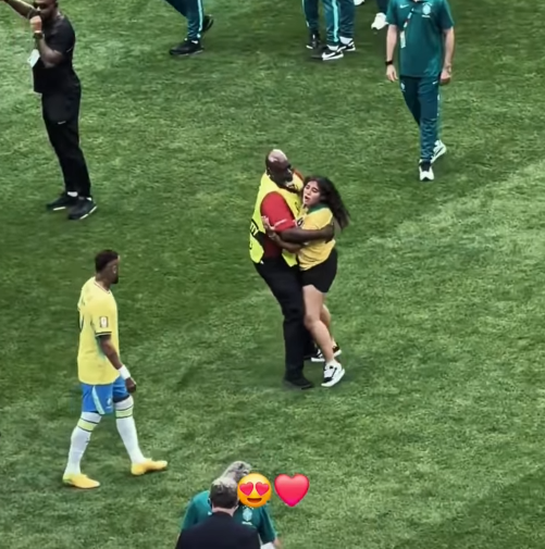 TORCEDORA INVADE O GRAMADO E ABRAÇA NEYMAR APÓS A CLASSIFICAÇÃO DO BRASIL PARA AS OITAVAS DE FINAL