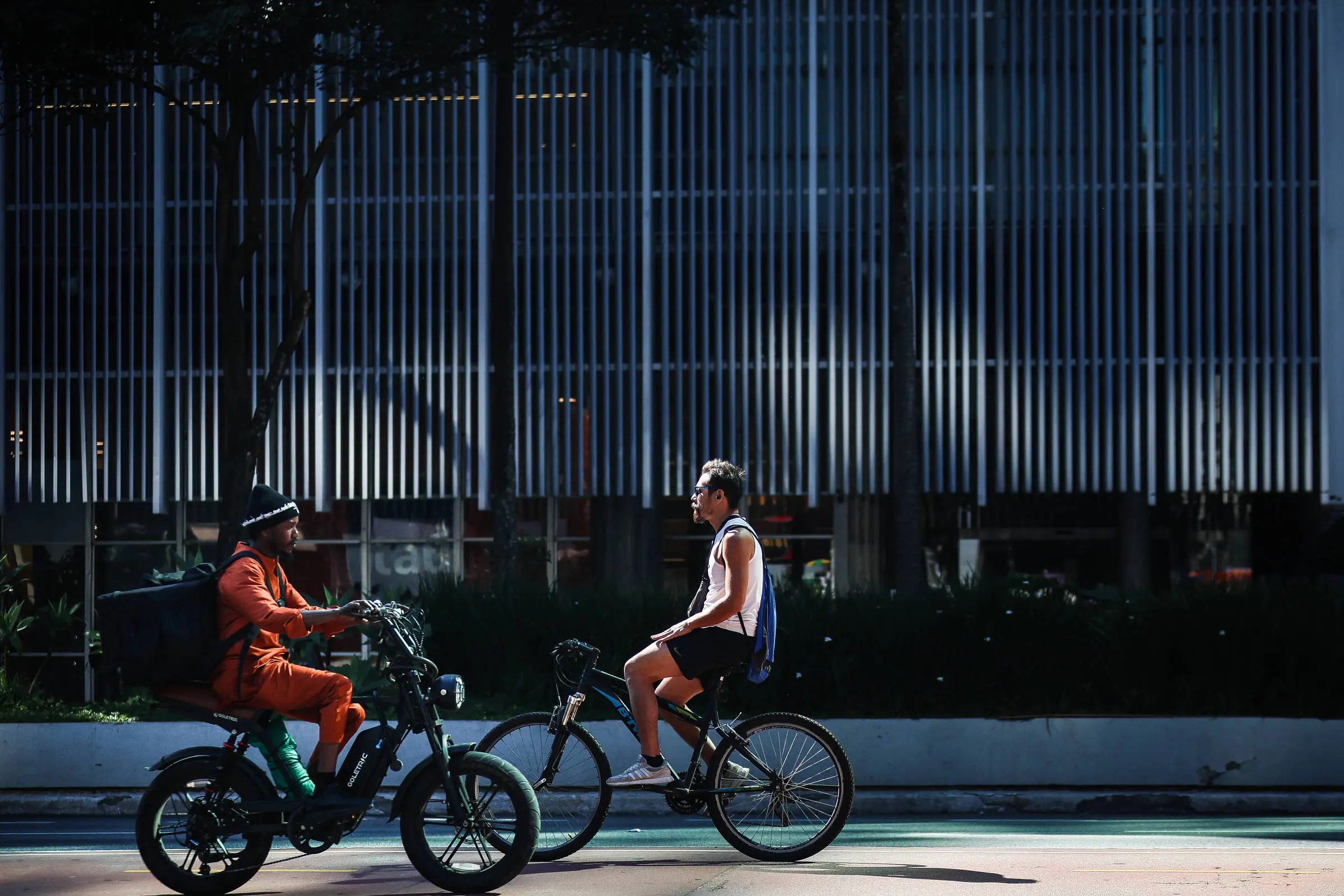 SÃO PAULO COMEÇA A MULTAR USO IRREGULAR DE BICICLETAS ELÉTRICAS E PATINETES; PENALIDADE É DE R$ 130,16