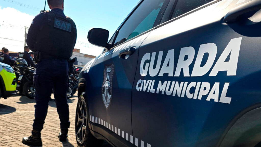 PAIS VIAJAM MAIS DE 500 KM APÓS FILHA EVITAR MOSTRAR O ROSTO EM VIDEOCHAMADAS E A ENCONTRAM EM CÁRCERE PRIVADO; NAMORADO É PRESO