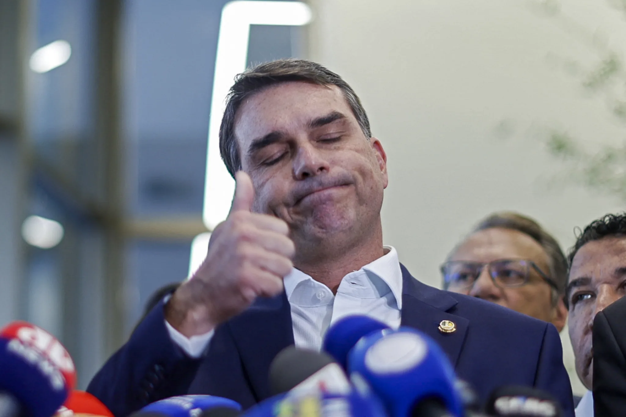 MORAES DETERMINA QUE PF OUÇA FLÁVIO BOLSONARO EM INVESTIGAÇÃO SOBRE POSTAGEM CONTRA LULA