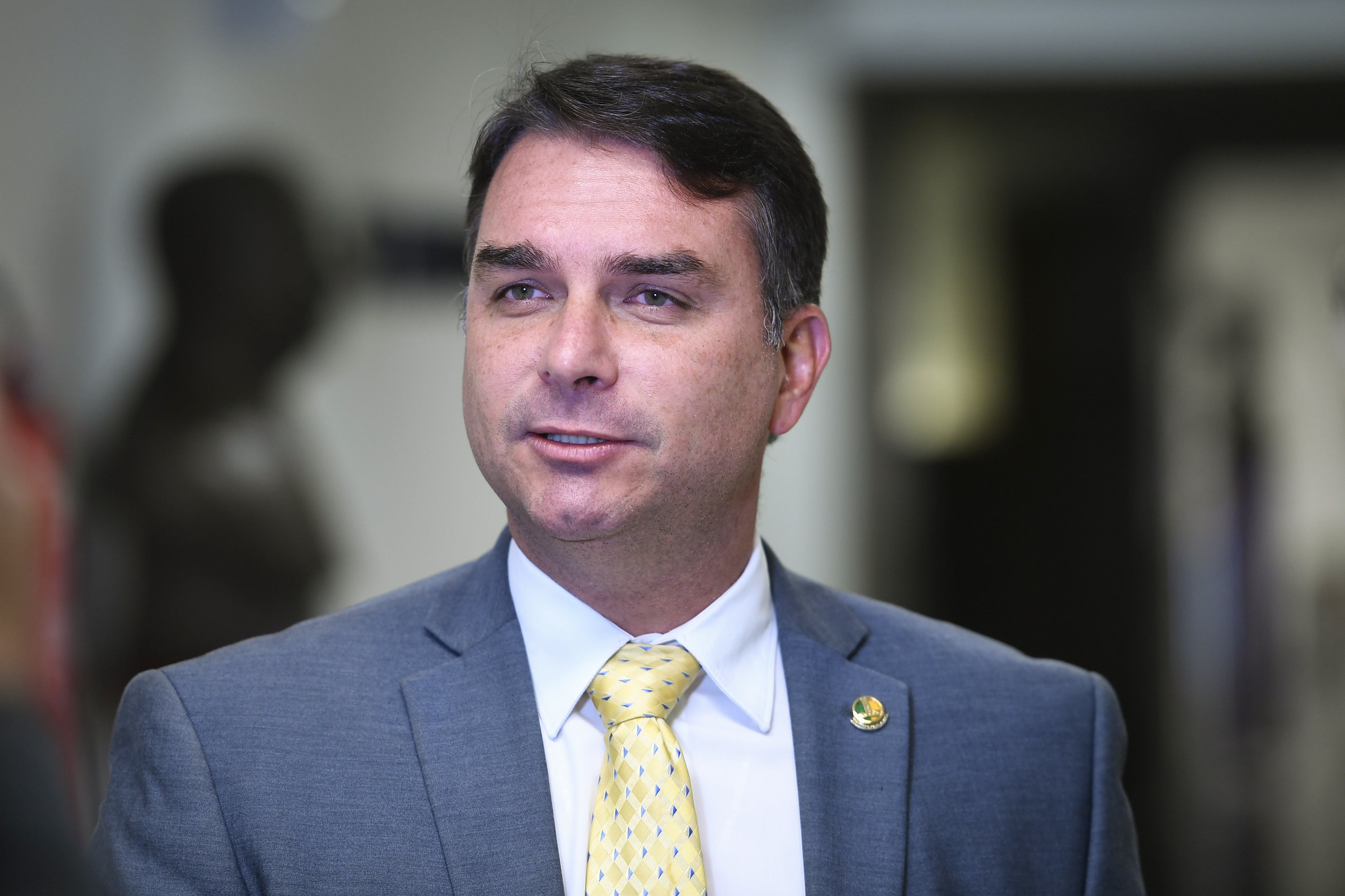 FLÁVIO BOLSONARO REPUDIA FALA DE PAULO FIGUEIREDO SOBRE MULHERES “VOTAREM MAL” E TENTA CONTER DESGASTE NA PRÉ-CAMPANHA