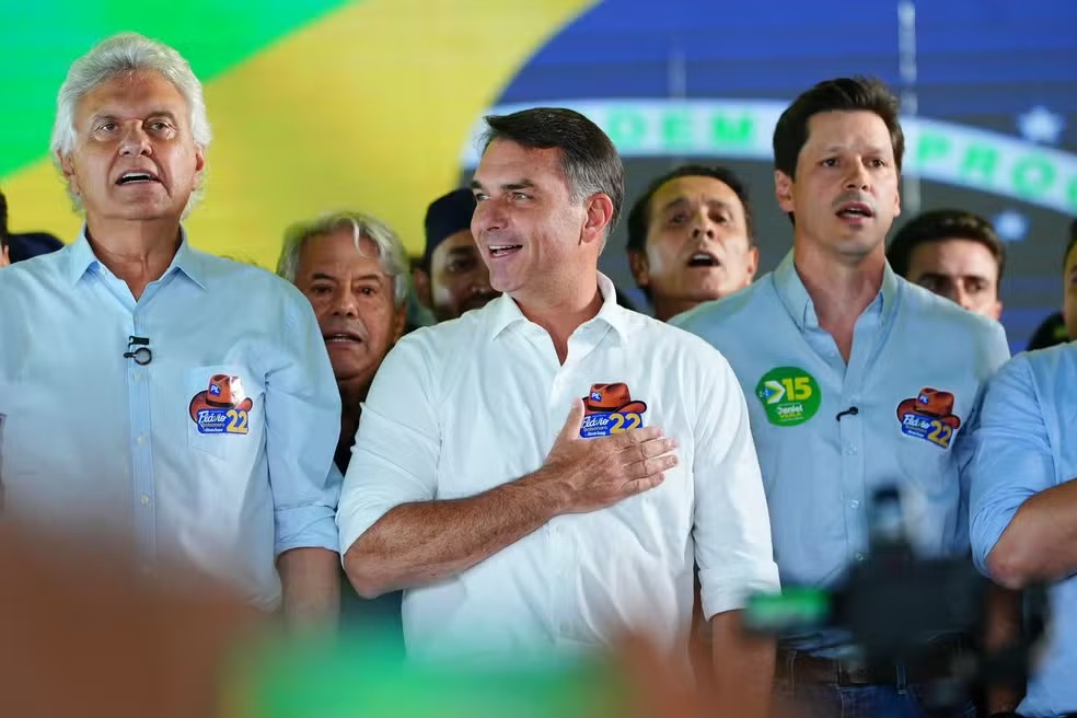 FLÁVIO BOLSONARO DIZ QUE MUDANÇAS NA CONSTITUIÇÃO ENVOLVEM STF, MAIORIDADE PENAL, TRIBUTOS E FIM DA REELEIÇÃO