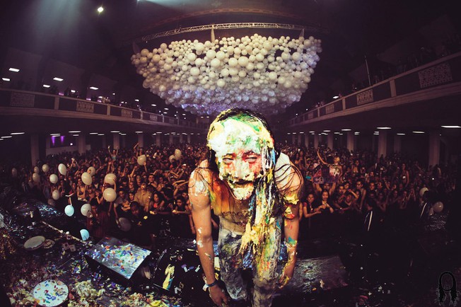 POR QUE STEVE AOKI JOGA BOLOS NOS FÃS DURANTE SEUS SHOWS? CONHEÇA A HISTÓRIA POR TRÁS DA TRADIÇÃO