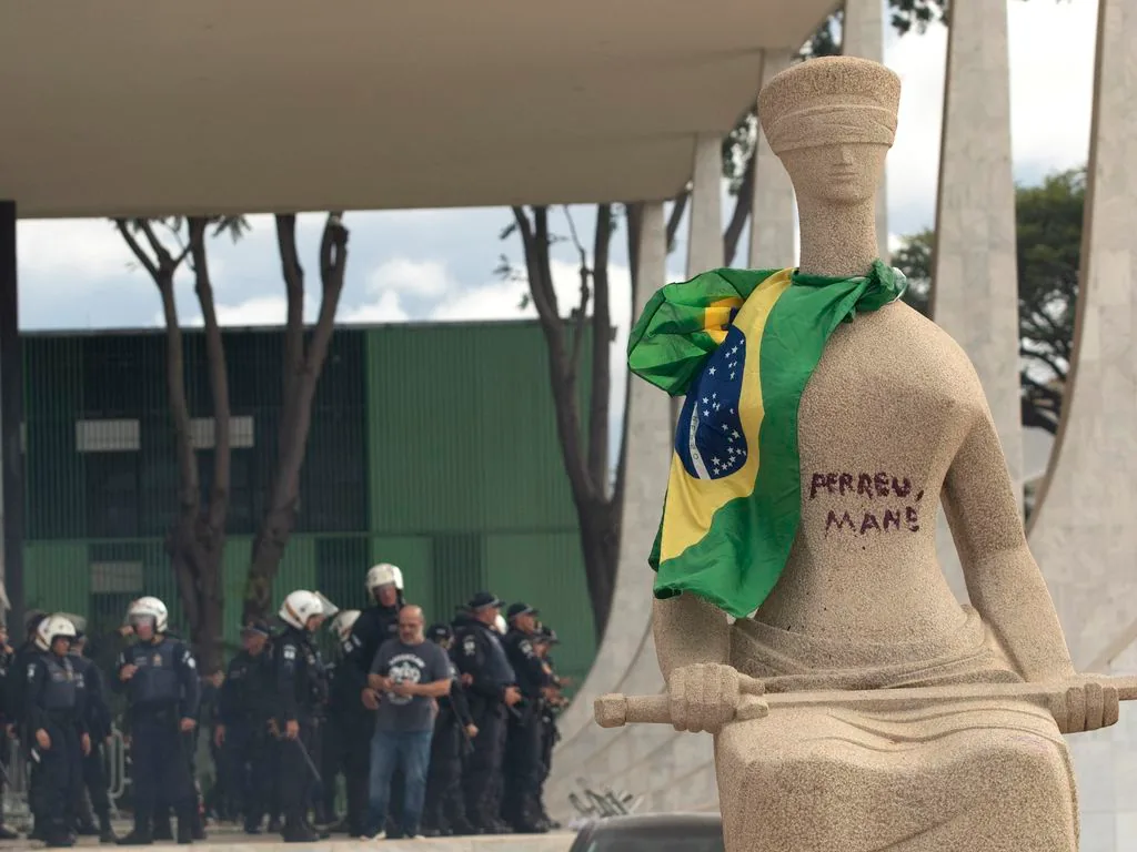 PGR DÁ PARECER FAVORÁVEL A REGIME SEMIABERTO PARA “DÉBORA DO BATOM”