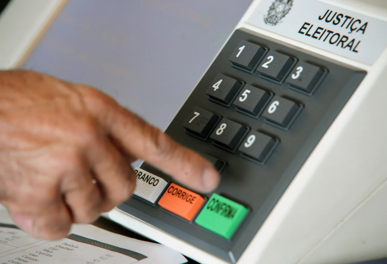 MAIS DE 33 MILHÕES DE ELEITORES NÃO FORAM ÀS URNAS NO PRIMEIRO TURNO DE 2026