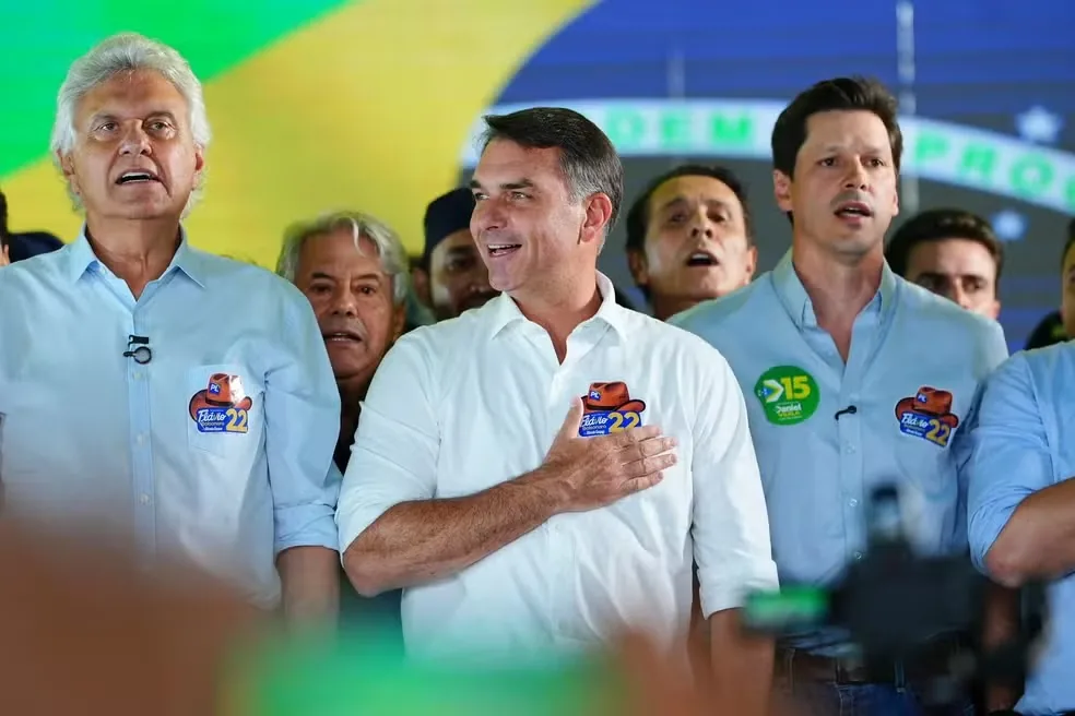 FLÁVIO BOLSONARO DIZ QUE MUDANÇAS NA CONSTITUIÇÃO ENVOLVEM STF, MAIORIDADE PENAL, TRIBUTOS E FIM DA REELEIÇÃO