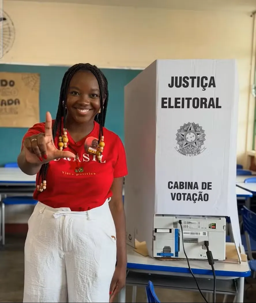ANA ELISA, NOVA APOSTA DIGITAL DE LULA, É COBRADA POR PUBLICAÇÕES ANTIGAS SOBRE IGREJAS E EVANGÉLICOS